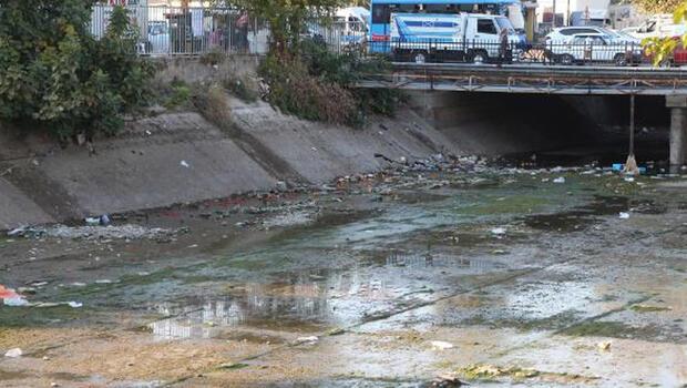 Adana'da tepki çeken görüntü: Kanallar çöplük oldu