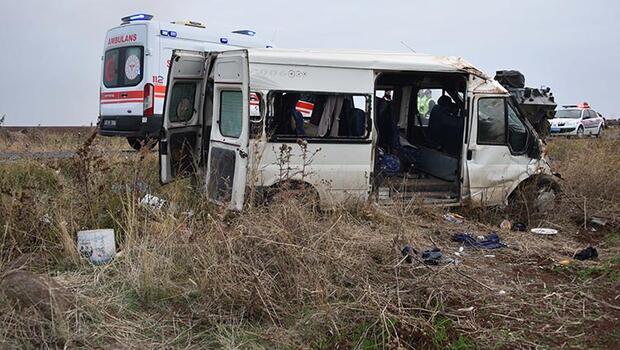 Şanlıurfa'da tarım işçilerini taşıyan minibüs devrildi: Yaralılar var