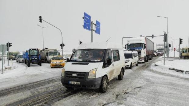 Kars'ta TIR'lar buzlanma nedeniyle yolda kaldı