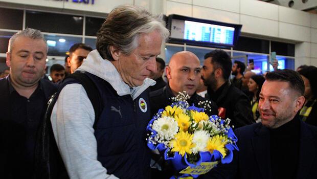 Fenerbahçe’ye Antalya’da coşkulu karşılama! Jorge Jesus, 'dede' tezahüratlarıyla karşılandı