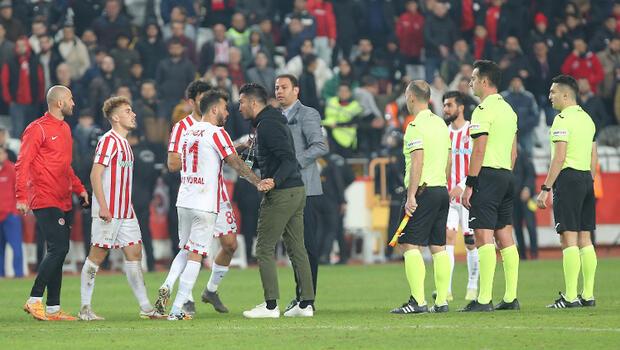Antalyaspor - Fenerbahçe maçında tartışmalı kararlar! İki gol iptal edildi...