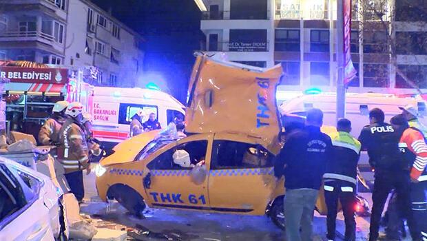 Kadıköy'de taksi takla attı, 3'ü ağır 4 kişi yaralandı