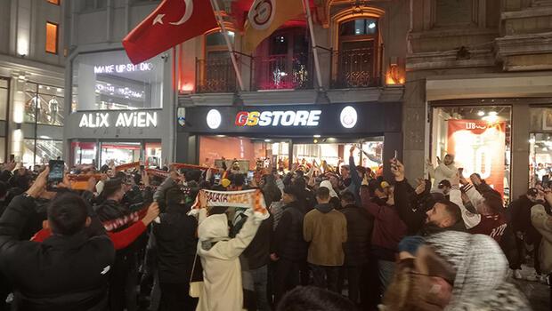 Galatasaraylı taraftarlar, derbi galibiyetini İstiklal Caddesi’nde kutladı