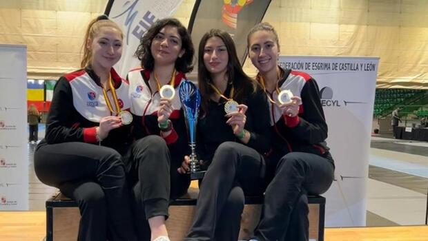 Genç Kadınlar Kılıç Takımı İspanya’da şampiyon oldu