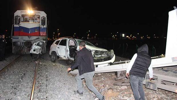 Diyarbakır'da faciadan dönüldü! Yük treni otomobile çarptı
