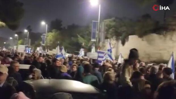 İsrail'de binlerce kişiden hükümet karşıtı protesto