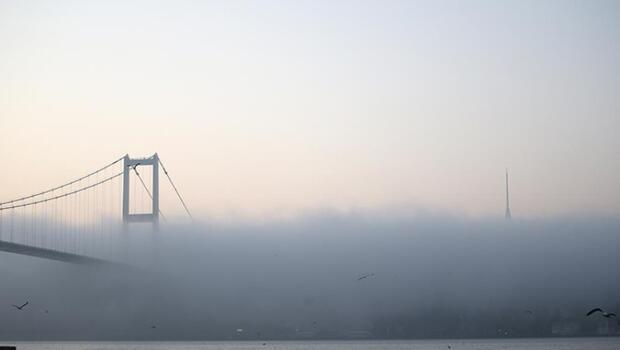 İstanbul'da yoğun sis: Boğaz geçişlere kapatıldı