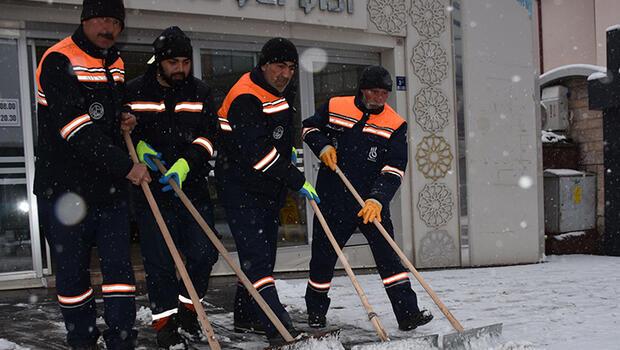 Sivas'ta 48 yerleşim yeri yolu, kardan kapalı