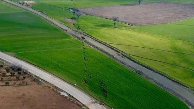 Depremin büyüklüğünü gözler önüne seren görüntü... Kahramanmaraş'taki fay kırığı görüntülendi: Kilometrelerce uzanıyor