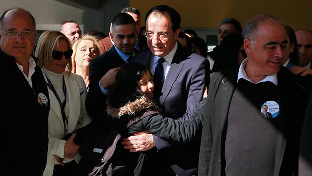 GKRY’de liderlik seçimini eski Dışişleri Bakanı Christodoulides kazandı