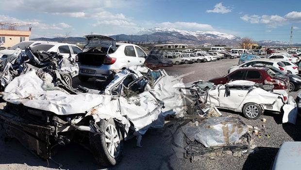 Deprem bölgesinde binlerce araç hurdaya döndü!