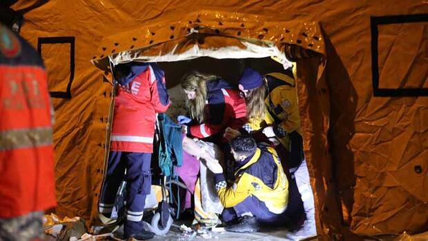 Bakan Koca: Deprem bölgesine diğer illerden 18 bin 890 sağlık personeli görevlendirildi