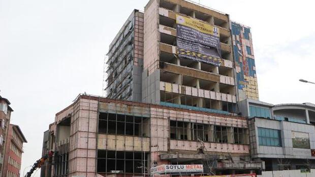 Erzurum'da riskli 47 yıllık bina yıkılıyor