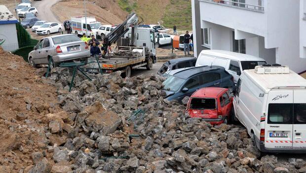 Kahramanmaraş’ta istinat duvarı yıkıldı; 8 araç hasar gördü