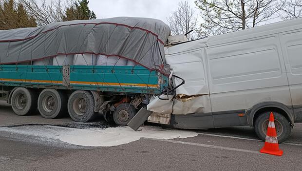 Minibüs, TIR'a arkadan çarptı: 2 ölü
