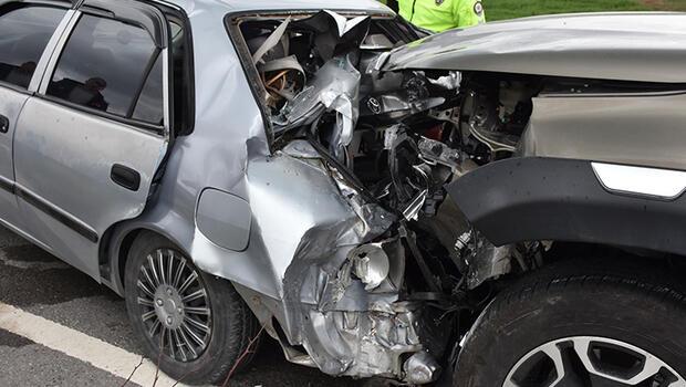 Sivas'ta kamyonet otomobile çarptı: 8 kişi yaralandı