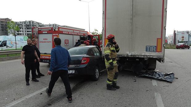 Bursa'da otomobil, TIR'a çarptı: 2 yaralı