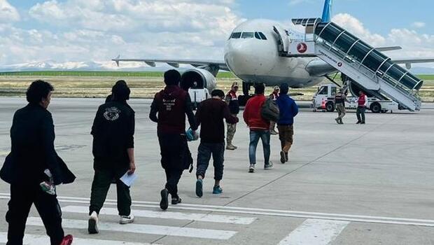 Afganistanlı 227 kaçak göçmen ülkelerine gönderildi