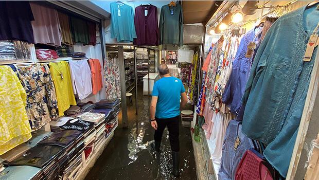 İzmir'de sağanak; Tarihi Kemeraltı Çarşısı'nda iş yerlerini su bastı