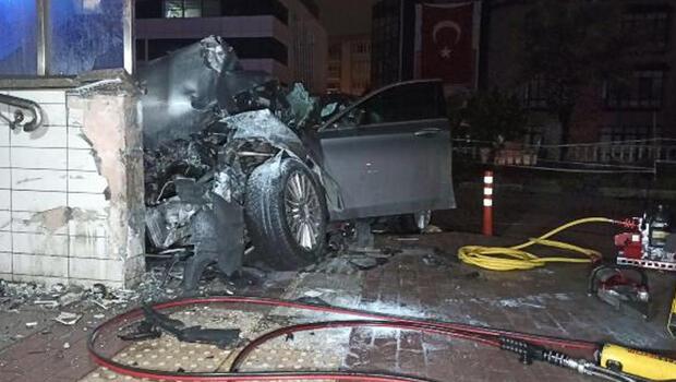Bursa'da otomobil, metro istasyonunun alt geçidine çarptı: 3 kişi hayatını kaybetti