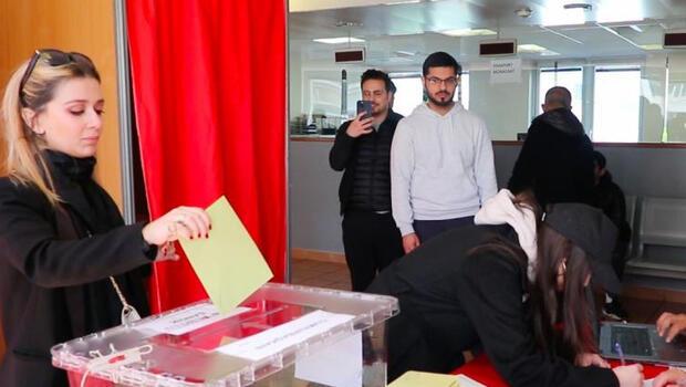 Fransa'daki Türk seçmenlerden sandığa yoğun ilgi