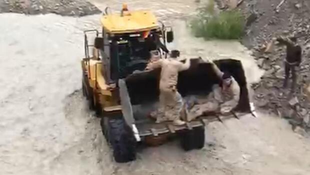 Hakkari'de askeri araç Zap Suyu'na düştü: 12 asker hafif yaralı
