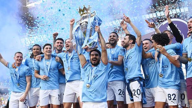 Manchester City, şampiyonluk kupasını kaldırdı