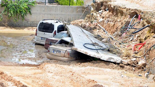 Tarsus'ta sağanak; araçlar hasar gördü