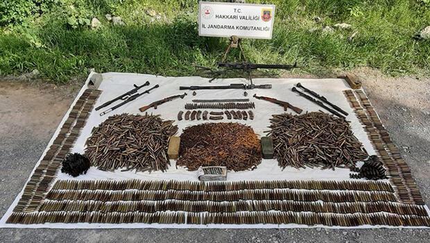 Hakkari kırsalında PKK'ya ait silah ve mühimmat ele geçirildi