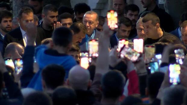 Vatandaşlar yoğun ilgisiyle karşılandı... Cumhurbaşkanı Erdoğan Eyüp Sultan Camii’nde akşam namazını kıldı