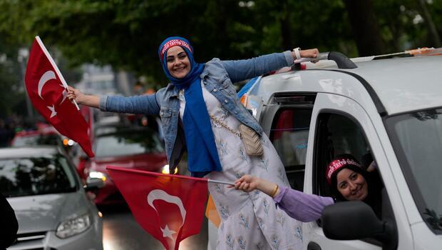 Türkiye'nin dört bir yanında seçim kutlamaları başladı