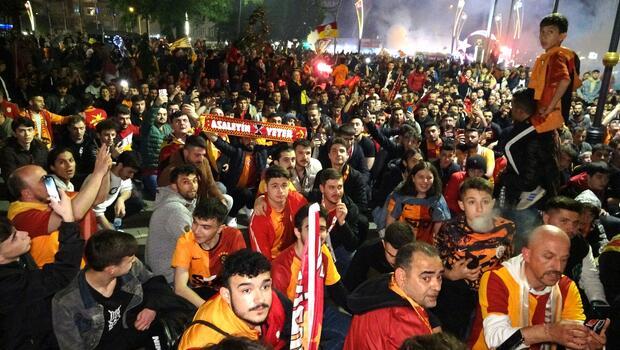 Galatasaraylı taraftarlar şampiyonluğu doyasıya kutladı