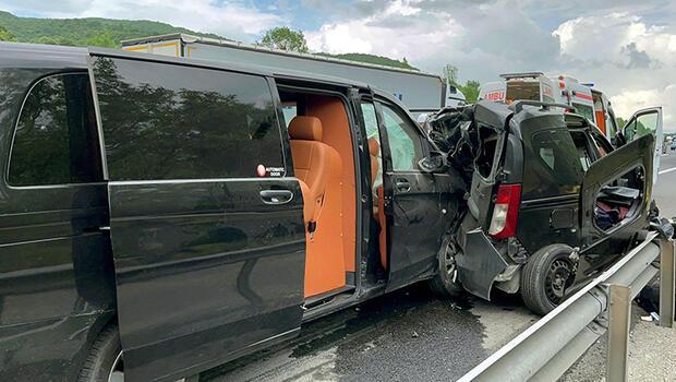 Minibüs, otoyolda arıza şeridindeki araca çarptı: 2 kişi hayatını kaybetti