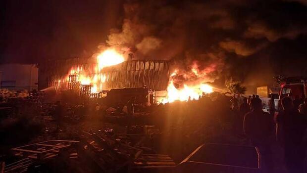 Mersin'de plastik fabrikasında yangın