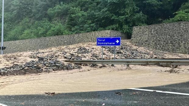 Sel suları Trabzon-Gümüşhane karayolunu ulaşıma kapattı