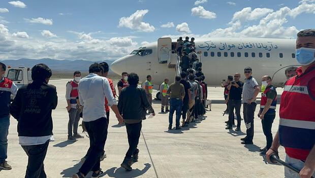 Afganistan uyruklu 296 kaçak göçmen ülkelerine gönderildi