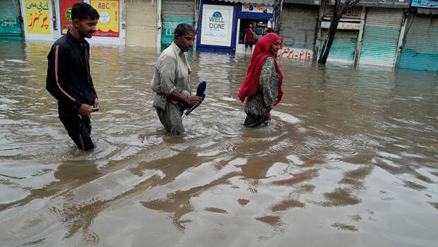 Pakistan'da sel ve fırtına: Çok sayıda ölü