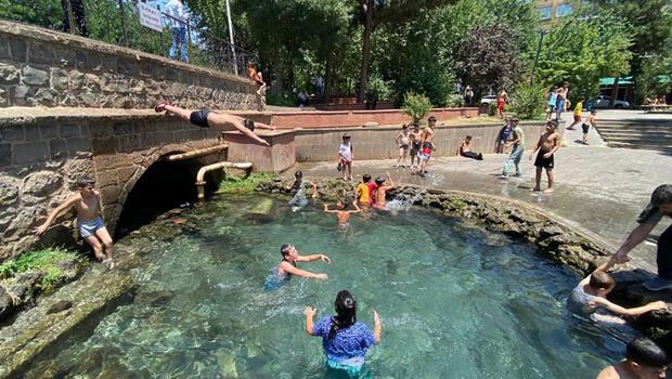 Diyarbakır’da çocuklar süs havuzlarına akın etti: Termometreler 44 dereceyi gösterdi