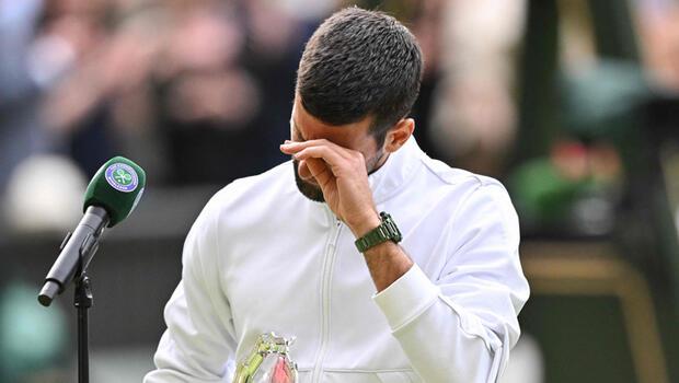 Winbledon'da finali kaybeden Novak Djokovic gözyaşlarını tutamadı