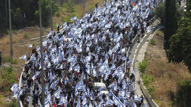 İsrail’de olaylar durulmuyor! On binlerce kişi Kudüs’e yürüdü