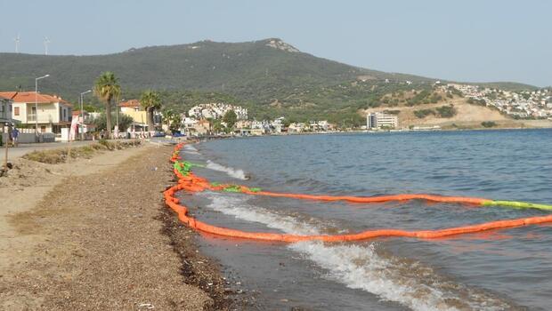 Foça'da gemiden bırakılan atıklar sahile sürüklendi