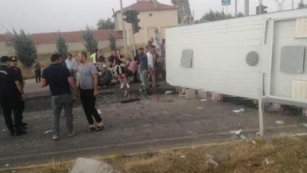 Afyonkarahisar’da minibüs devrildi: 30'a yakın yaralı var