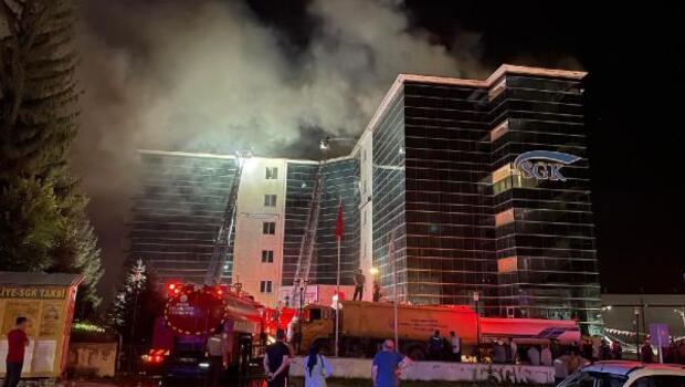 Sivas'ta korkutan yangın! SGK İl Müdürlüğü binasının çatısı alev alev yandı