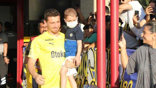 Samsun'da coşkuyla karşılanan Fenerbahçe'de Mert Hakan Yandaş'tan örnek davranış
