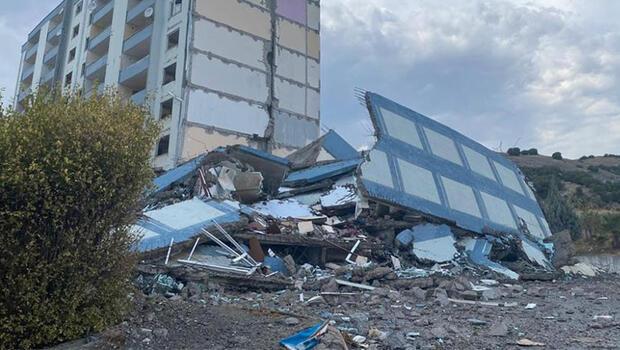 Kahramanmaraş'ta depremde ağır hasar alan binaların dinamitle yıkımına başlandı
