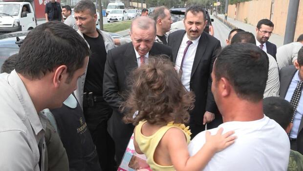 Cumhurbaşkanı Erdoğan çocuklara oyuncak ve harçlık dağıttı