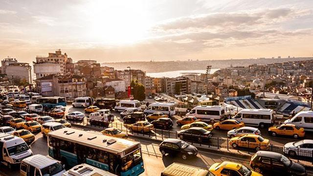 Ne olacak bu İstanbul trafiği? İş saatleri araç hızı 10 km altında seyrediyor: 'Toplu taşımanın özel yolları olmalı'