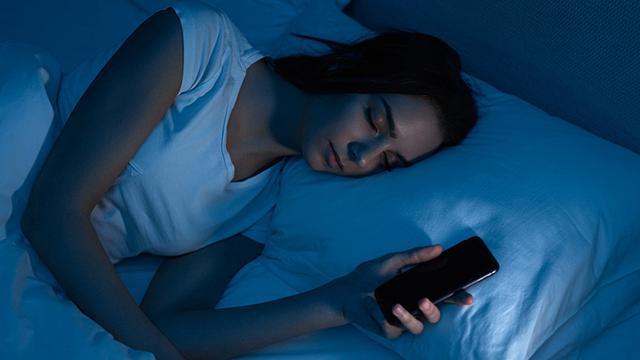 '5 dakika daha' diye alarm ertelemek sağlığımızdan ediyor! Kendi kendine uyanamayanlar ne yapsın?