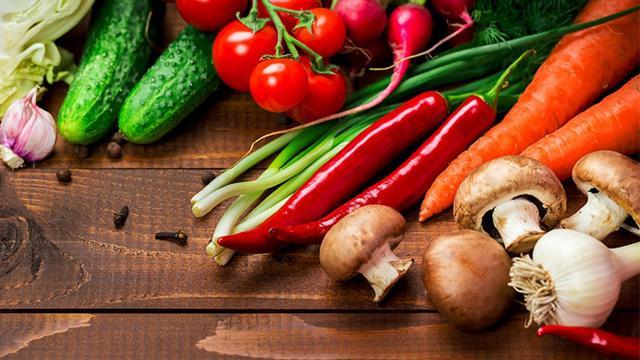 Sebzeleri çiğ tüketmek mi daha sağlıklı yoksa pişirmek mi? 'Pişince tüm vitamini gider' inanışı doğru mu?