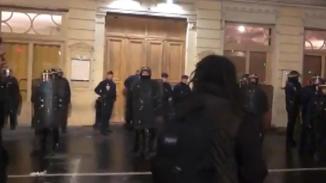 Macron tiyatrodayken protestocular binayı sardı